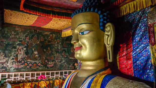 Buddha über drei Stockwerke, Shey Palast, 16 km südlich von Leh, Ladakh, Indien